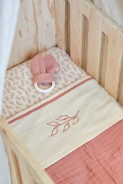 Jollein Baby Laken Ledikant 120x150cm Meadow - Rosewood 28 Jollein Baby Laken Ledikant 120x150cm Meadow - Rosewood -Jollein 799x1200 16